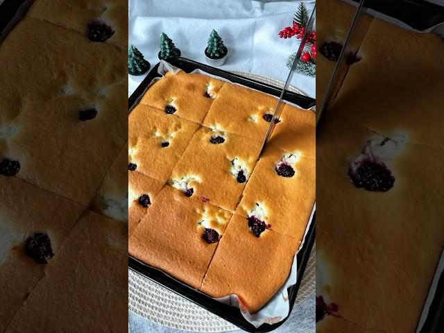 Пирог с творогом и ягодами 🫐 #выпечкадомашняя #простойпирог  #пирогстворогом #кчаю