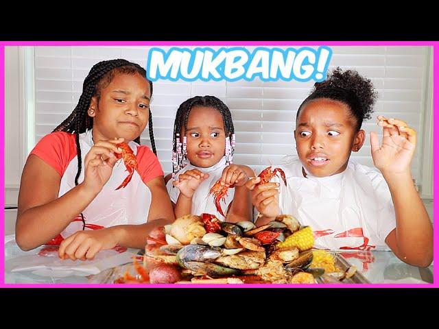 HUGE CRAB & SEAFOOD BOIL MUKBANG + SPILLING TEA OVER MUSSELS, CLAMS, CRAWFISH AND MORE! | YOSHIDOLL