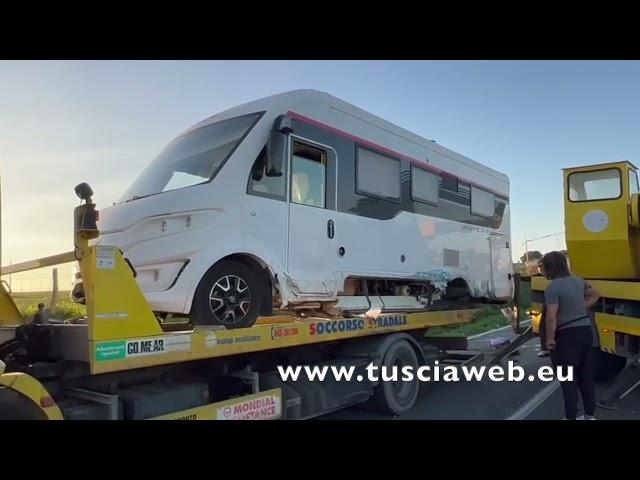 Camper si ribalta sulla Cassia nord e urta delle auto, traffico in tilt