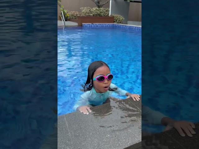 CERITA LEIKA BISA BERENANG KARNA DIAJARIN DINAR‼️ KALIAN BISA BERENANG GAK? #leika #viral #shorts