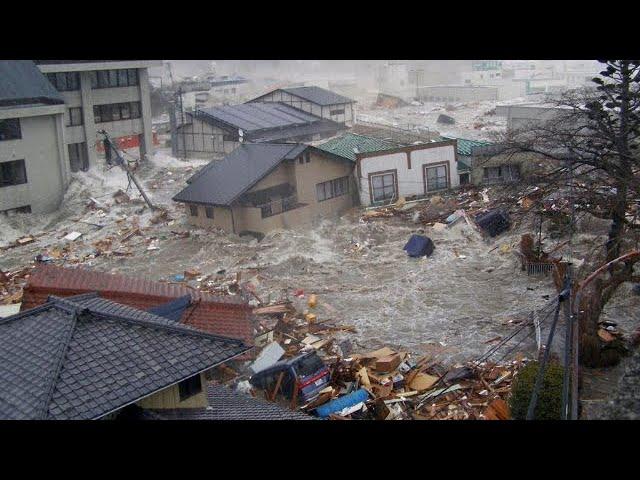 Sky is attacking Spain now ! Like a tsunami, huge flood waves sweep away cars and houses in Valencia