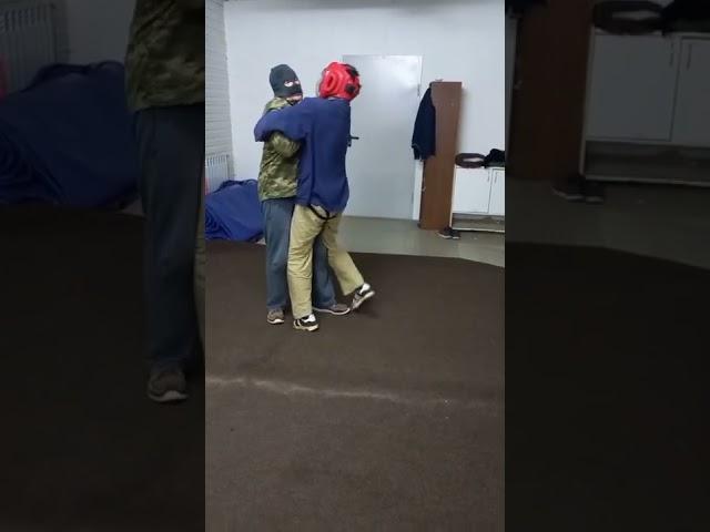the pain point between the collarbones болевая точка  между ключиц punto de dolor