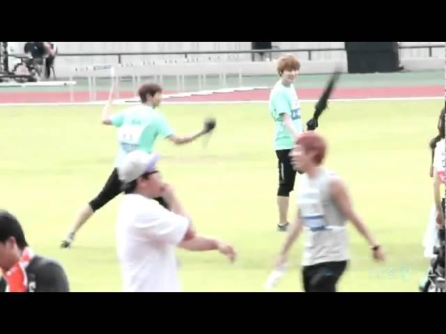 [HQ fancam] 110827 Idol Sports Day - Kyuhyun's umbrella sword fight with Minho 1