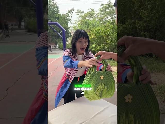  Julie snacked on Mom's spicy slices. #funny