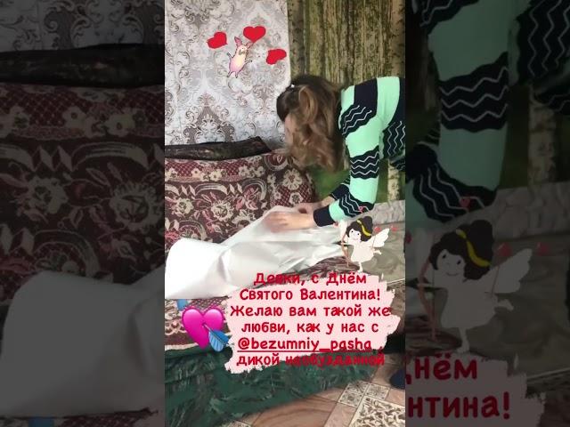 БЕЗУМНЫЙ ПАША. ИРИШКА ЧИКИ ПИКИ РАСПАКОВУЕТ РОЗЫ КОТОРЫЕ Я ЕЙ ПОДАРИЛ.