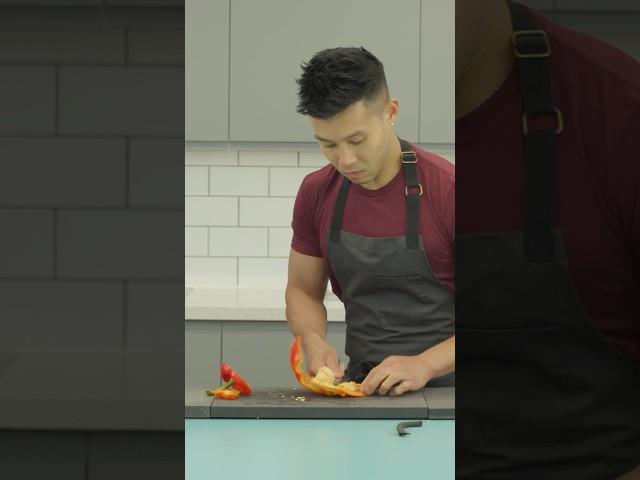 Fastest time to slice a bell pepper - 9.43 seconds by Wallace Wong 🫑