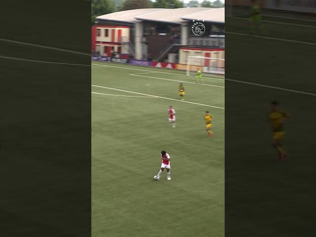 What a pass from Ajax U17s player Levi Acheampong! 