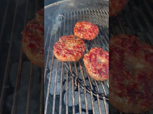 Копченые Бургеры на угольном гриле Weber #bbq #bbqlovers #барбекю #webergrill #бургер #grill