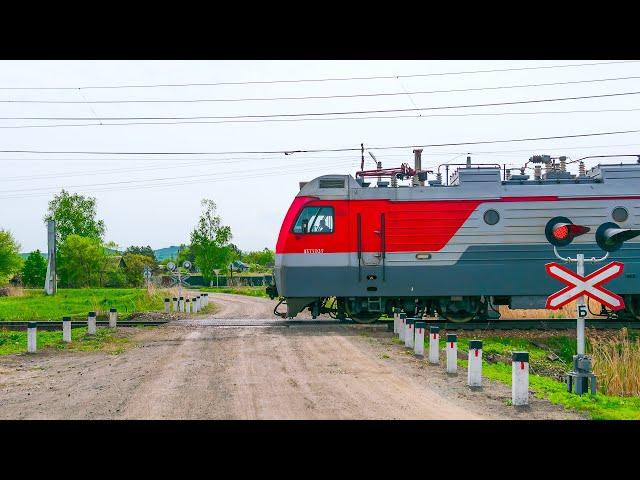 Russian freight train at the railroad crossing / Грузовой поезд проходит жд переезд