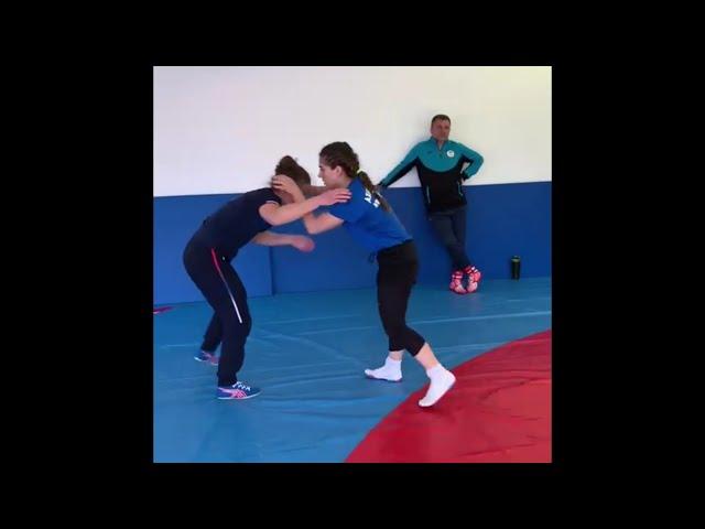 Qadın güləşçilərimiz Olimpiadaya Bolqarıstanda hazırlaşır