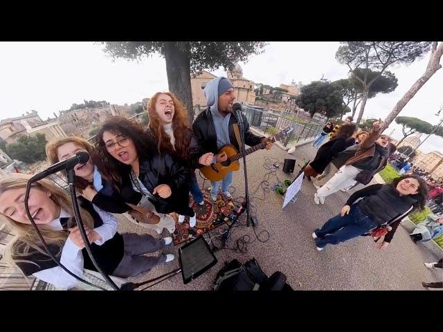 Un coro di ragazze americane infiamma il pubblico in strada a Roma, un momento bellissimo