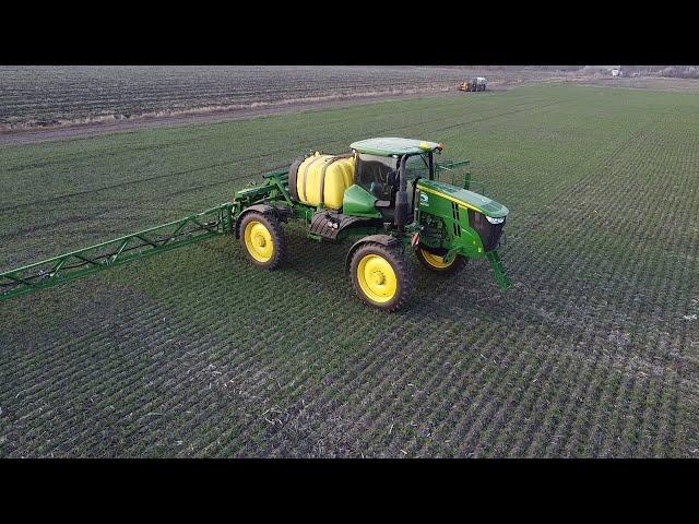 Вносим кас в зиму по пшенице опрыскивателем John Deere R4030 спешим до дождя 