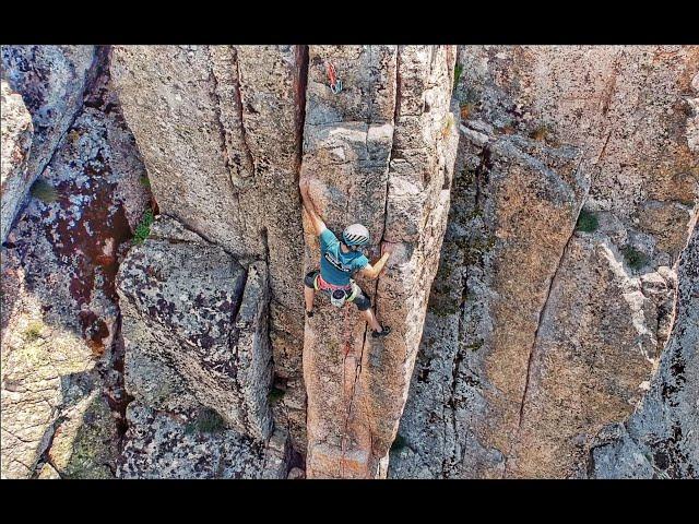 ESPOLÓN APACHE (6b) vía de escalada deportiva en Peña Pintada [MADRID]