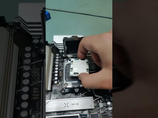 Installing an AMD Ryzen 5 7600X in AM5 socket #pcmr #amd #computer #kingston #ddr5