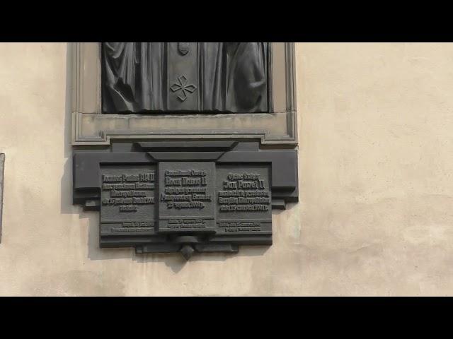 Lviv's modern coat of arms is based on the coat of arms from the city seal in the middle