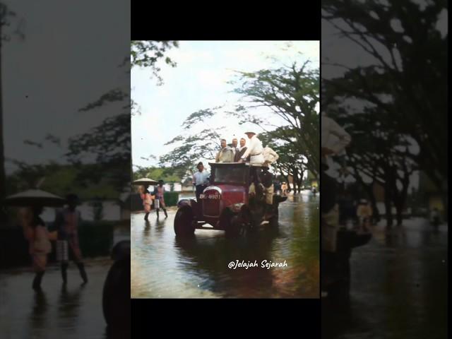 (Mobil melewati jalan saat banjir, mungkin di Pladjoe dekat Palembang)KITLV 158765PublishCirca 1930]