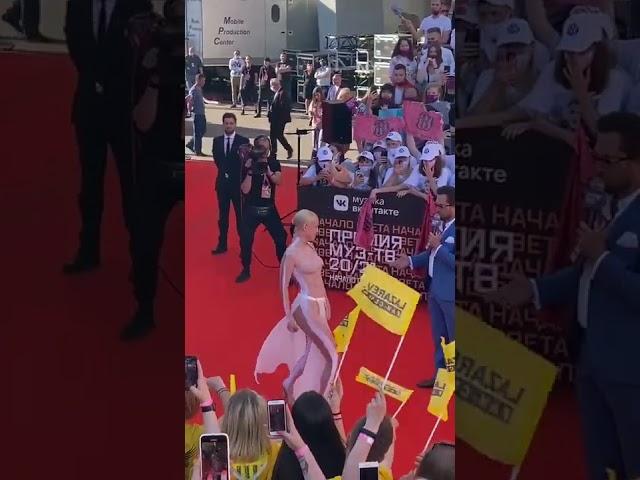 Смелый наряд КЛАВА КОКА Пирожков в шоке от её наряда #клавакока покинула чат #премиямузтв2021