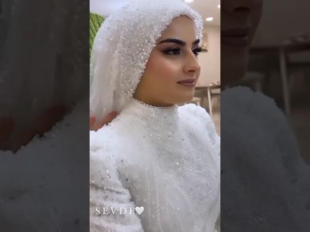 Muslim bride dazzles with her veil choice #bride #wedding #muslimbrides  #bridalveil #weddingdress