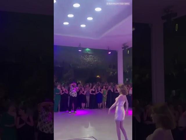 Elçin Sangu kuzeninin düğününde çerkes dansı