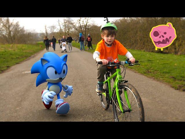 Real Sonic Hedgehog vs kids race - Who's faster?