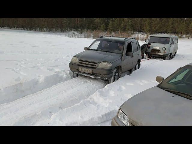 Как едет стандартная Шевроле Нива по снегу