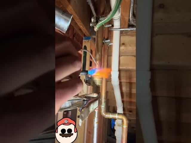 How To Solder When The Water Main Doesn’t Close 100% #andydaplumber #plumbing #shorts #soldering