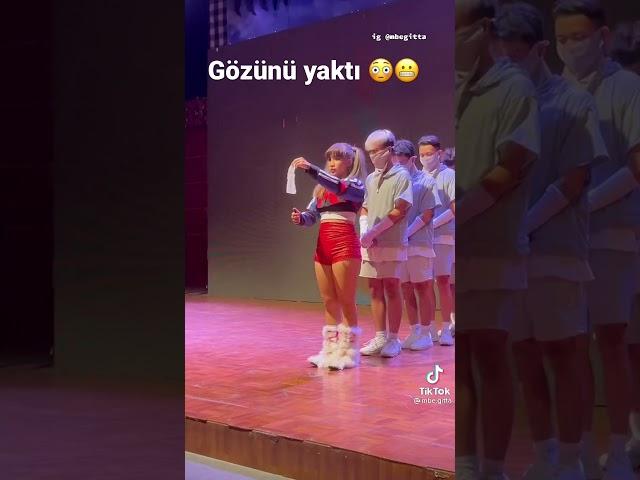 Lisa’ nın Dansını Yaparken Gözünü Yakan Kız 