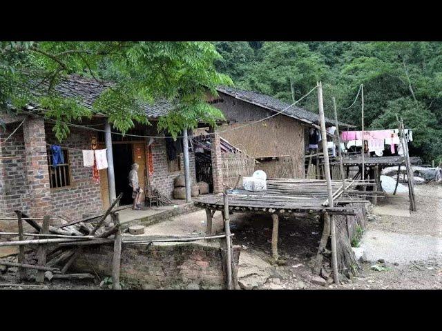 Wife leaves, bankrupt man builds and renovates house in mountain forest