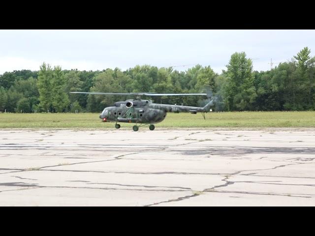 Михаил Мухин перегоняет своего Ми 8 МТШ хвостом вперед на об