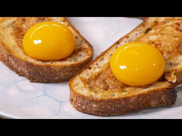 Now you will only make scrambled eggs for breakfast this way. Egg sandwiches.