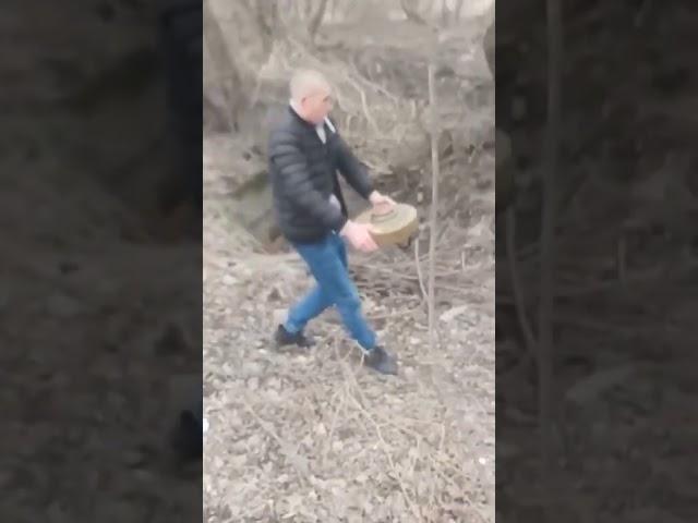 UKRAINIAN WAR: MAN REMOVIED MINE