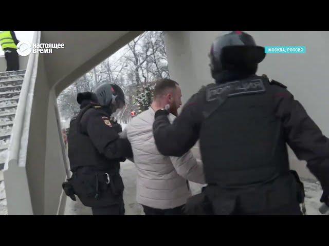 Полиция бьет электрошокером задержанного