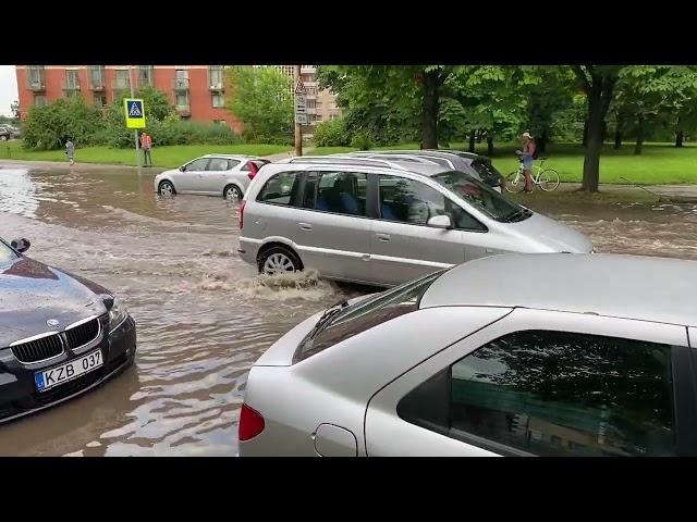 Dėl smarkios liūties Vilniuje skęsta kiemai ir vietomis užtvindytos gatvės