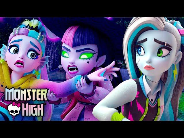 Frankie Fights a Zombie Attack! w/ Lagoona | Monster High