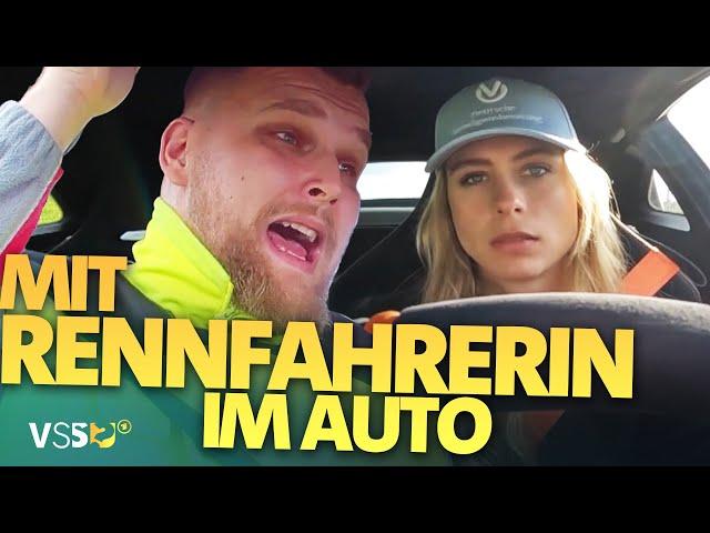 Rennfahrerin Sophia Flörsch verkleidet als Fahranfängerin im Fahrtraining | Verstehen Sie Spaß?