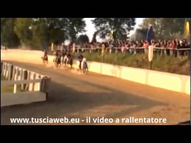 Palio - Le incredibili immagini dell'incidente - Morto un cavallo e 2 fantini feriti