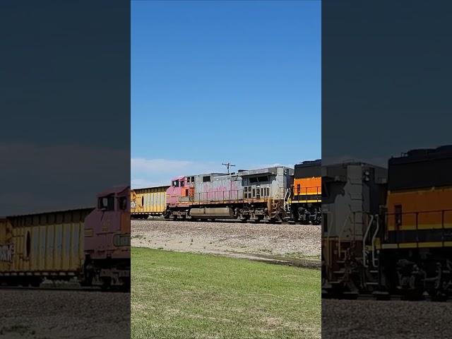 A Santa Fe Warbonnet and A BNSF GP60M #shorts #viral #bnsf #santafe #warbonnet #train #railfanning