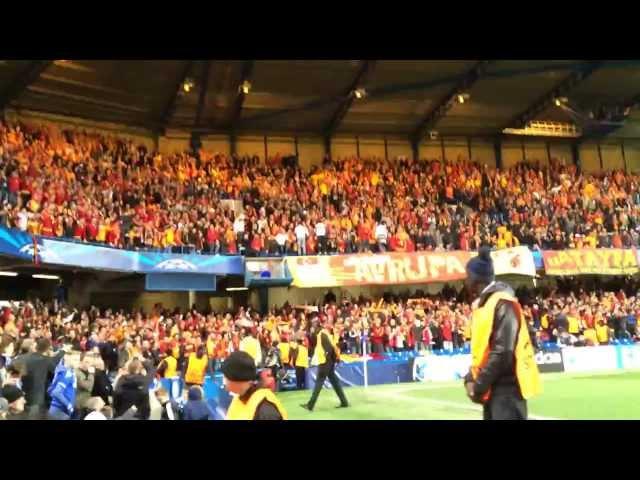 Cimbom omuz omuz'a Stamford Bridge'de, Tribün çekimi. Galatasaray fans bounce at Stamford Bridge.