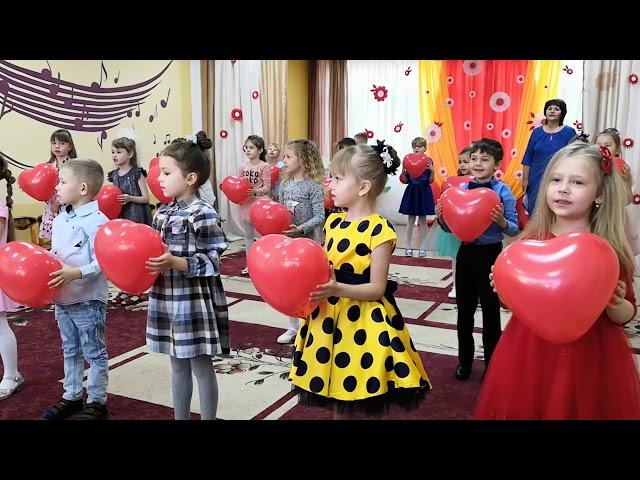 День матери в детском саду, трогательный танец детей с сердечками "МАМА"