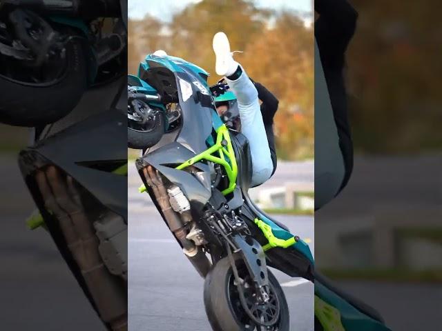 And you, what does your sunday looking like?  #moto #bike #stunt
