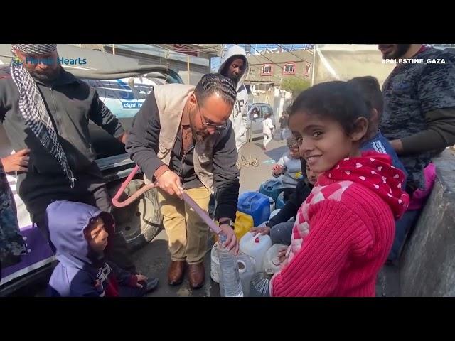 Gaza - Daily water distribution in Gaza strip