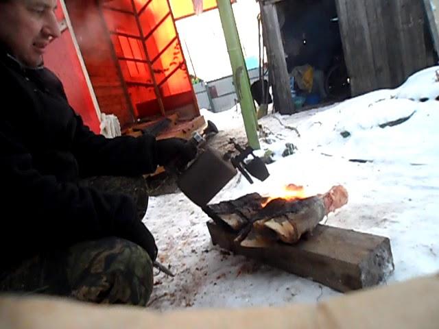 Розжиг паяльной лампы. Обжиг говяжьих ног с целью приготовления из них холодца.