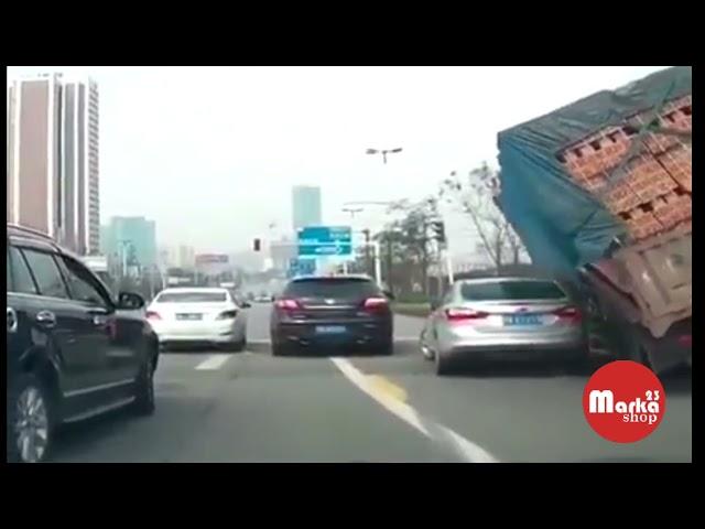 Машину раздавило в лепешку - 2. Водитель не успел выскочить...