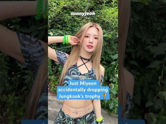 Miyeon accidentally dropping Jungkook’s trophy #kpop #miyeon #gidle #jungkook #bts #funny #viral