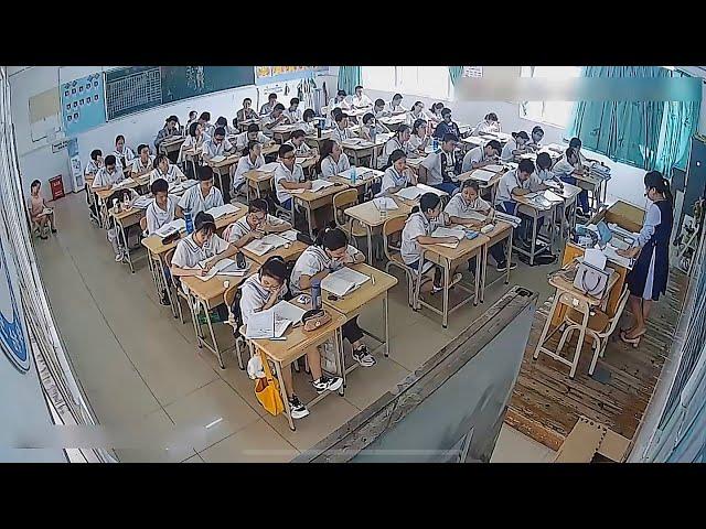 The teacher played with shoes barefoot in class