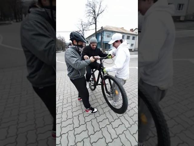 КАК НАУЧИТЬ ДРУГА ЕЗДИТЬ Wheelie | MTB STUNT