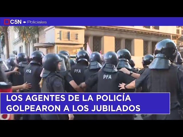 MÁXIMA tensión en la MARCHA de los JUBILADOS: la POLICÍA tiró GASES a los MANIFESTANTES