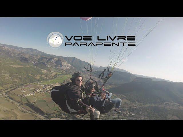 Ascen e Elodie experimentam seu primeiro voo de parapente