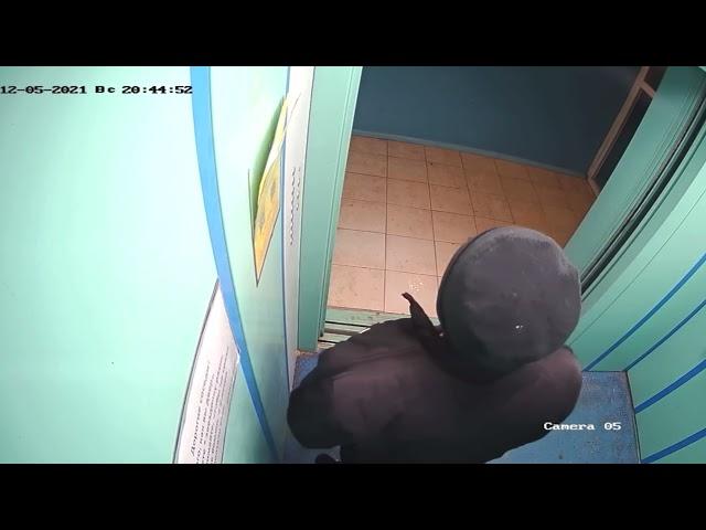 Пьяный обоссался в лифте прямо в штаны