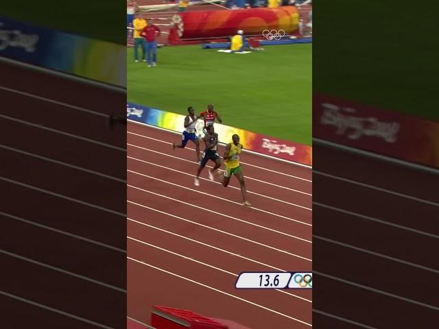 Bolt's first 200m gold! 